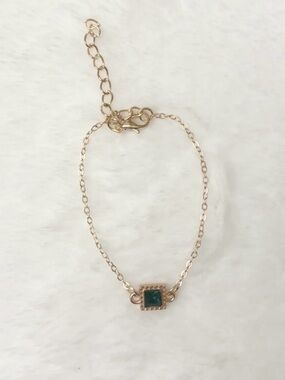 5/$15 🩷 MUST BUNDLE Gold-Tone Bracelet with Emerald Green Square Stone